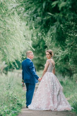 Açık havada güzel bir çift portresi.