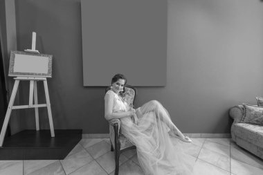 Peignoir 'de genç beyaz gelin stüdyoda dinleniyor. Gelinlerin sabahı