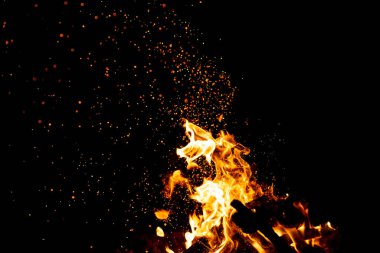 Ateş parkları, alev ve dumanla yanan ağaçlar. Siyah arka planda garip garip elementsel ateşli figürler. Kömür ve kül. Geceleri soyut şekiller. Doğada şenlik ateşi. Elementin gücü