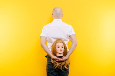 Birbirlerine aşık tuhaf bir çift. Gözlüklü, güzel kız kafası tutan heyecanlı kel iş adamı. Sarıda izole edilmiş sevgili bir çift. Kılsız stil adamı ifadesi. Kıskanç komik erkek. Saç dökülmesi konsepti