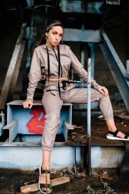 Terk edilmiş fabrikada poz veren genç bir kız..