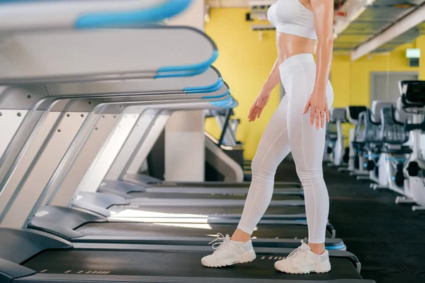 Ung Idrottskvinna Som Springer Löpband Gymmet Håller Sig Form Bränner — Stockfoto