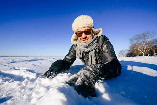 Felice Uomo Sorridente Occhiali Sole Posa Nella Neve All Aperto — Foto Stock