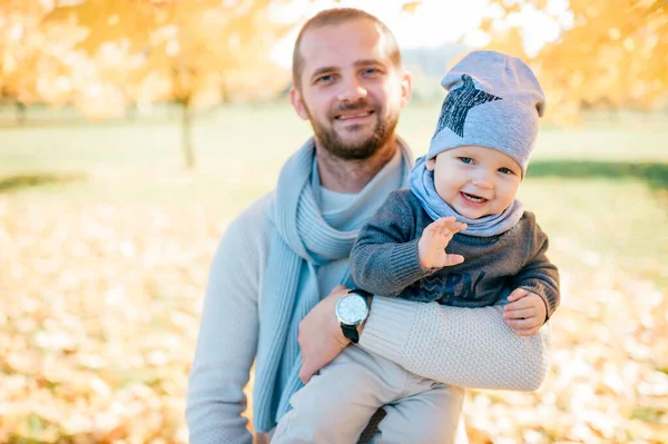 Gelukkig Vader Poseren Met Zijn Stijlvolle Kind Herfst Park — Stockfoto