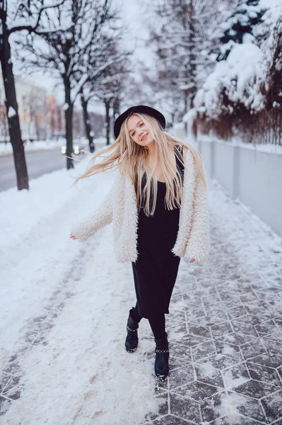 Stylisch Schöne Lächelnde Blonde Mädchen Mantel Und Hut Posiert Auf — Stockfoto