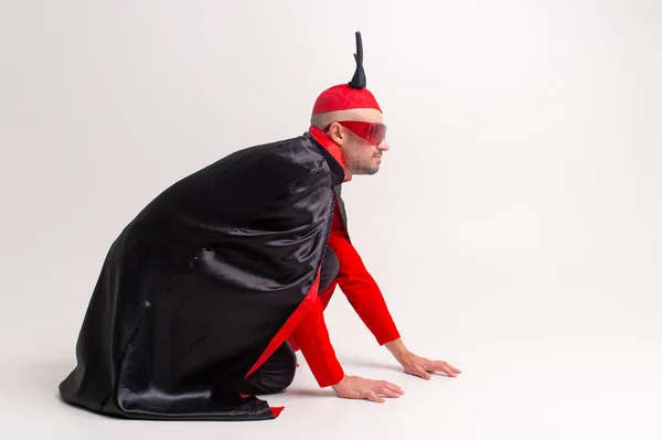 Extraño Hombre Diabólico Gafas Sol Traje Halloween Rojo Negro Posando — Foto de Stock