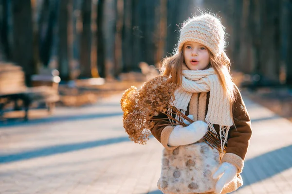 Söt Blyg Flicka Med Liten Promenad Genom Den Stora Höstparken — Stockfoto