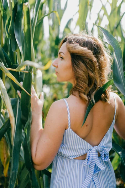 Bonito Jovem Caucasiano Feminino Com Cabelo Curto Escuro Ondulado Azul — Fotografia de Stock