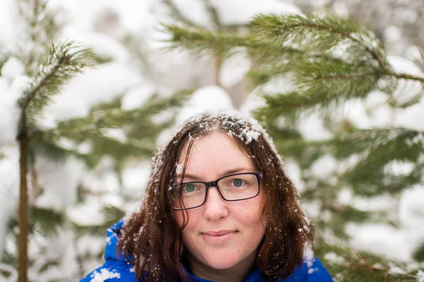 Młoda Kobieta Niebieskiej Kurtce Okularach Pozuje Zewnątrz Robi Miny Zimowy — Zdjęcie stockowe
