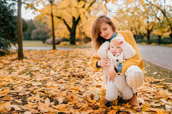 Lovely Caucasian Mother Yellow Blouse White Trousers Spends Free Time — Stock Photo, Image