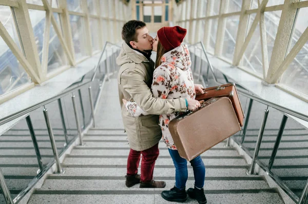 Estilo Vida Pareja Jóvenes Amantes Felices Llevan Maletas Marrones Vintage — Foto de Stock