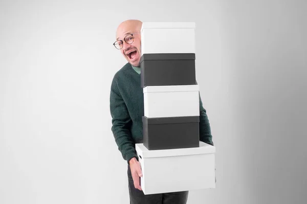 漂亮的高加索男性 戴着黑色的眼镜 戴着不同的黑白相间的盒子 背景是白色的 — 图库照片