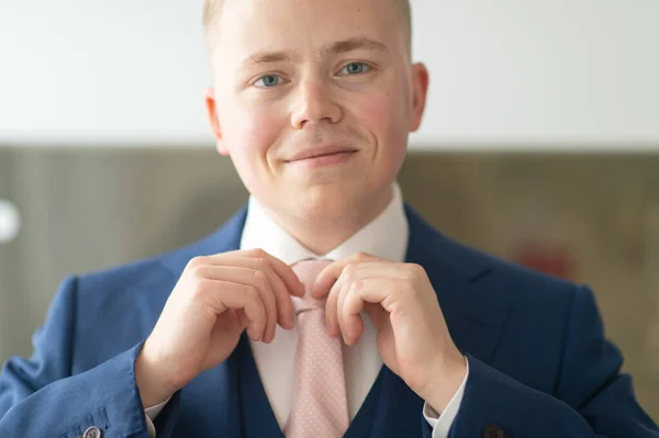 Happy Groom Adjusting His Tie — Stock Photo, Image