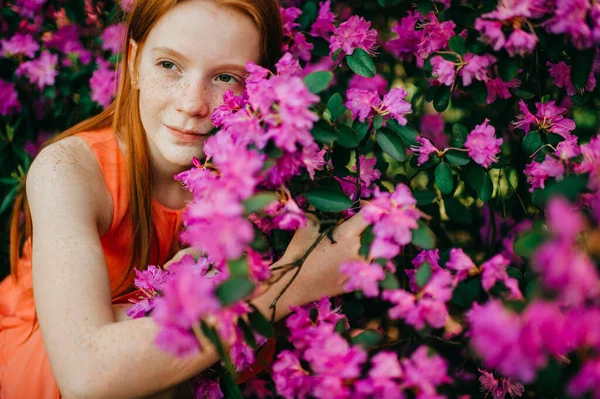 Foto Van Een Geweldig Roodharig Meisje Een Oranje Jurk Genietend — Stockfoto