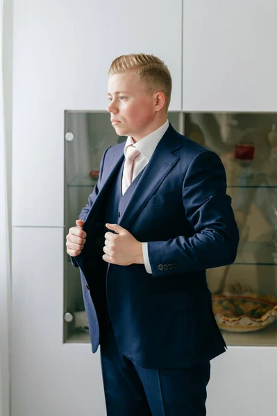 Young Groom Getting Ready Fiance Adjusting His Jacket — Stock Photo, Image