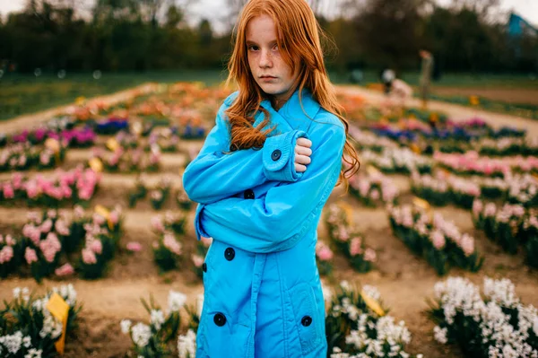 Krásná Žena Dítě Červenými Vlasy Modrém Kabátě Stojí Velké Zahradě — Stock fotografie