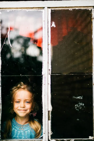 Portret Samowystarczalnej Dziewczynki Domu Kwarantannie Wyglądającej Przez Okno Podczas Pandemii — Zdjęcie stockowe