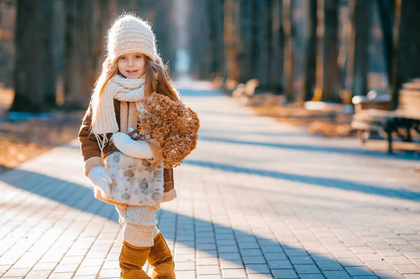 Söt Blyg Flicka Med Liten Promenad Genom Den Stora Höstparken — Stockfoto