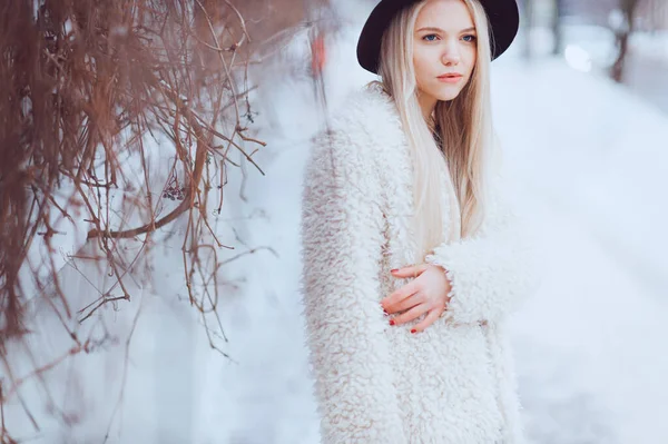 Stylová Krásná Blondýnka Kabátě Klobouku Pózuje Blízkosti Plotu Ulici — Stock fotografie