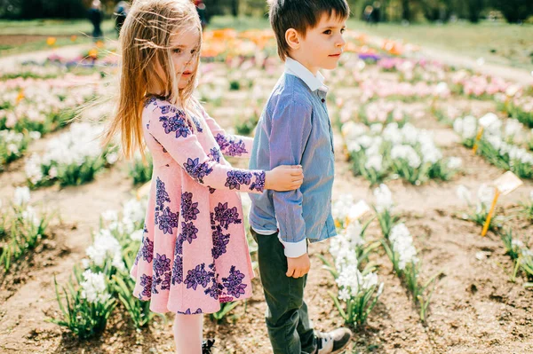 Birbirine Aşık Küçük Bir Çift Ele Tutuşur Çiçek Bahçesinde Boş — Stok fotoğraf