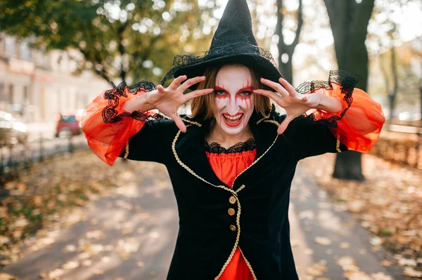 Ritratto Bella Ragazza Costume Strega Con Grande Cappello Nero Lunghi — Foto Stock