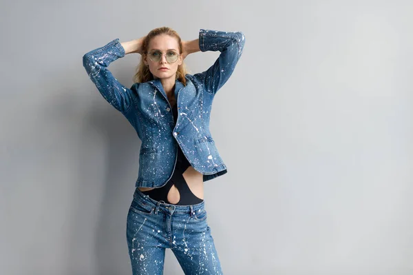 Bella Modella Bionda Elegante Abito Jeans Posa Studio — Foto Stock