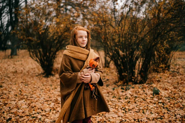 Mladá Dívka Pózuje Podzimním Parku — Stock fotografie