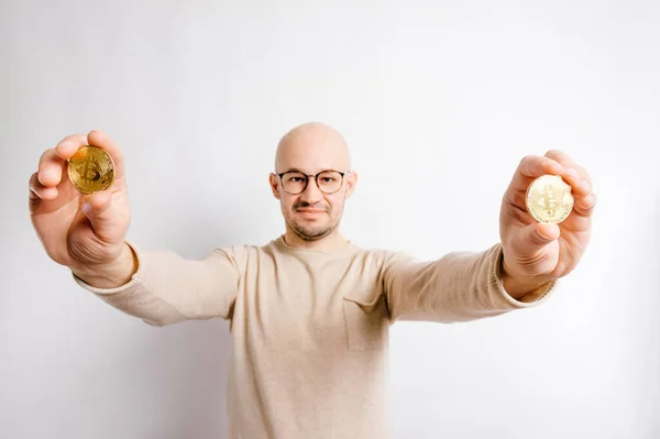 Kale Man Lichte Jas Bril Met Twee Munten Bitcoin Man — Stockfoto