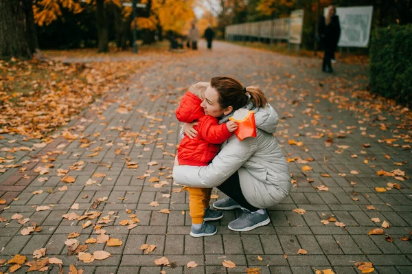 Ung Vacker Mamma Leker Med Sin Lilla Bebis Röd Jacka — Stockfoto