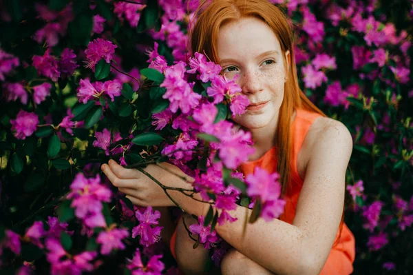 Een Schattig Meisje Een Zomer Jurk Geniet Van Planten Botanische — Stockfoto