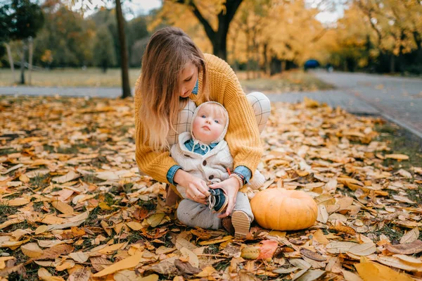 Härlig Kaukasisk Mamma Gul Blus Och Vita Byxor Tillbringar Ledig — Stockfoto