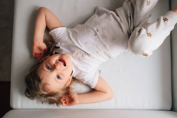 Retrato Linda Niña Caucásica Ropa Dormir Blanca Encuentra Cama Blanca —  Fotos de Stock