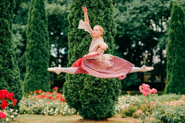 Jovem Bailarina Loira Pulando Belo Parque Com Flores — Fotografia de Stock