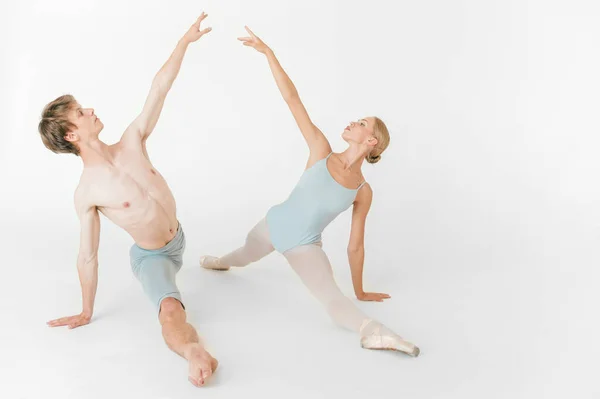 Dois Jovens Bailarinos Clássicos Praticando Contra Fundo Estúdio Branco — Fotografia de Stock