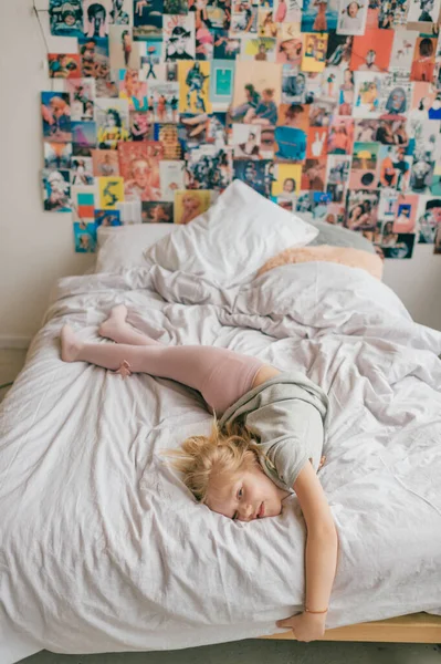 Забавна Маленька Дівчинка Клоунає Обманює Робить Обличчя Білому Ліжку Дитячій — стокове фото