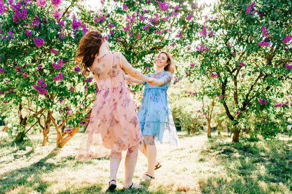 Dışarıda Mutlu Bir Aile Kiz Kardeşler Doğayla Eğlenir Dans Eden — Stok fotoğraf