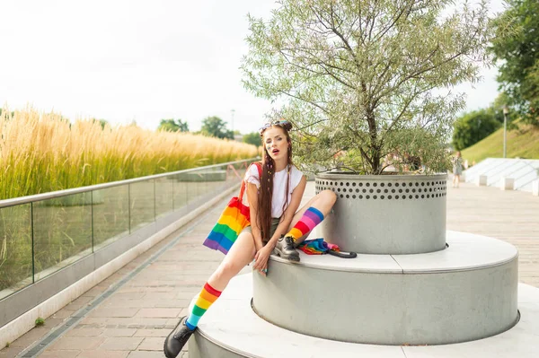 Cute Disexual Dziewczyna Igbt Tęczy Twarzy Noszenie Męskie Buty Kolorowe — Zdjęcie stockowe