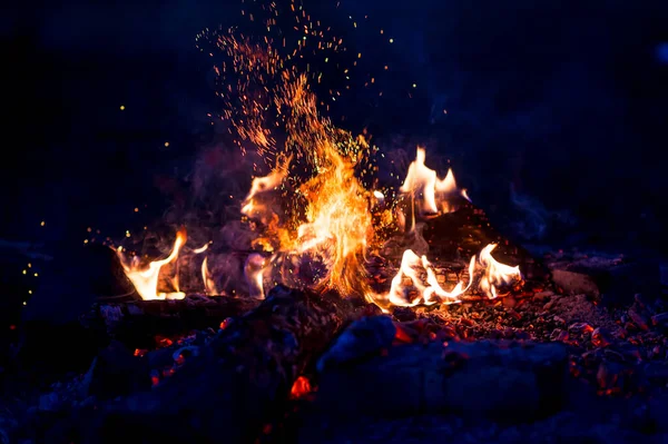 Brennendes Holz Der Nacht Lagerfeuer Touristencamp Der Natur Den Bergen — Stockfoto