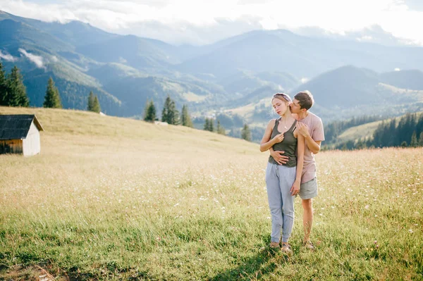 Estilo Vida Casal Amoroso Abraçando Natureza — Fotografia de Stock