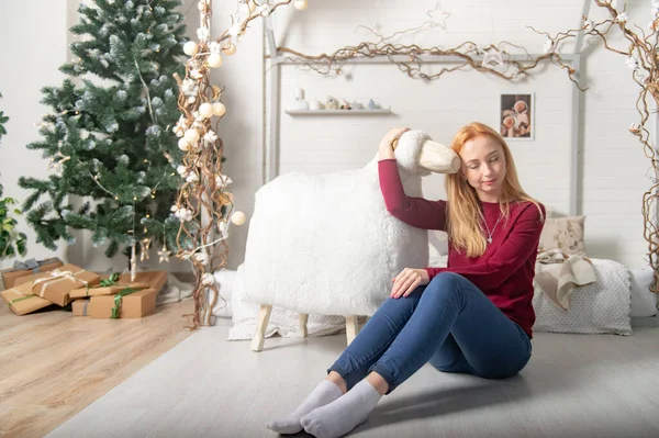 Divertida Hembra Posando Con Juguete Oveja Decorativo Estudio Interior Navidad —  Fotos de Stock
