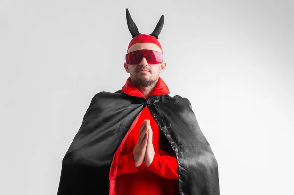 Konstigt Djävulsk Man Solglasögon Och Svart Röd Halloween Kostym Poserar — Stockfoto