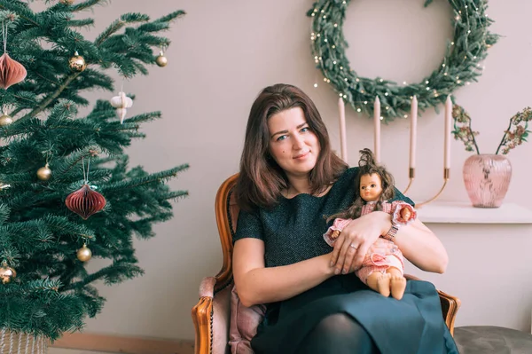 Adulto Sorrindo Mulher Sentada Cadeira Com Uma Boneca Quarto Com — Fotografia de Stock