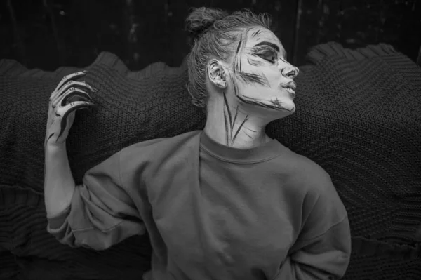 Retrato Blanco Negro Niña Con Esqueleto Cuerpo Arte Relajante Cama — Foto de Stock