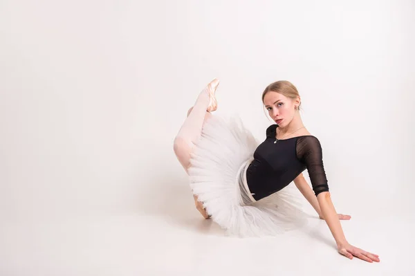 Mulher Muito Caucasiana Com Pele Pálida Abd Cabelo Loiro Leotard — Fotografia de Stock