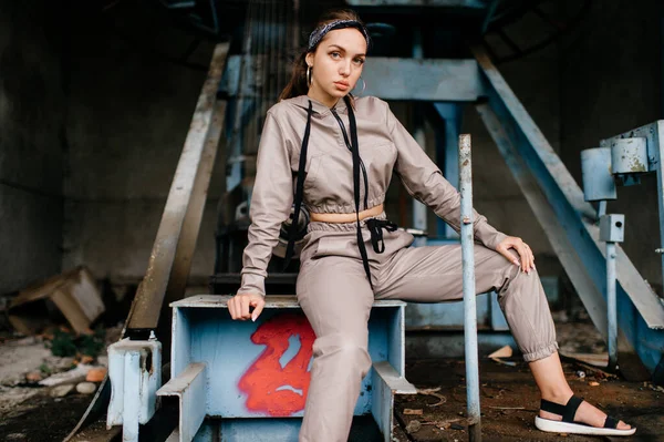 Terk edilmiş fabrikada poz veren genç bir kız..