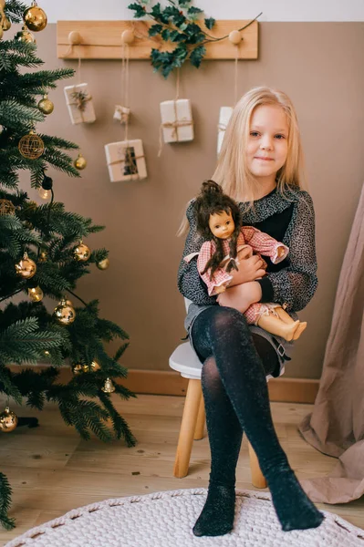 Gelukkig Klein Meisje Siiting Kinderen Kruk Met Een Pop Buurt — Stockfoto