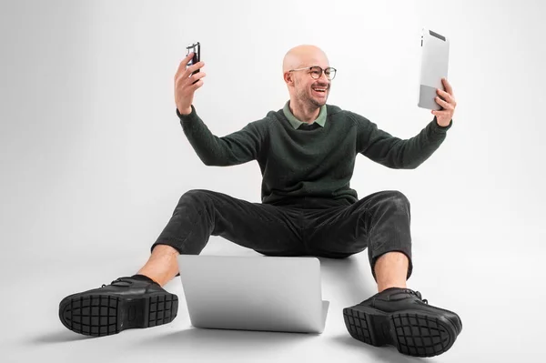 Snygg Kaukasisk Hane Håller Telefon Ena Handen Tablett Andra Handen — Stockfoto