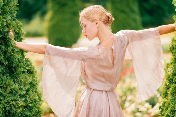 Jeune Danseuse Ballet Gracieuse Robe Théâtre Posant Dans Parc Ensoleillé — Photo