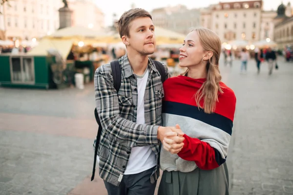 Krakow Ana Meydanında Gülümseyen Yürüyen Mutlu Çift — Stok fotoğraf