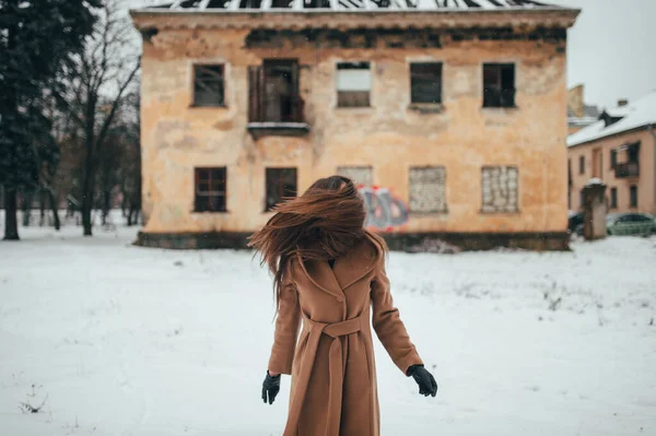 외투를 모자를 아가씨가 겨울에 외출복을 외출복을 나타난다 — 스톡 사진